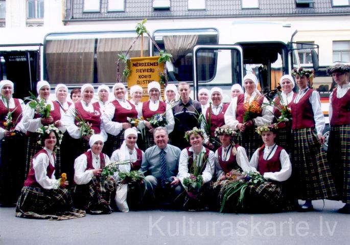 Mērdzenes sieviešu koris "Austra" XIV Dziesmu un Deju svētkos Rīgā 2008.gadā diriģentes Ināras Dovgiallo vadībā.
